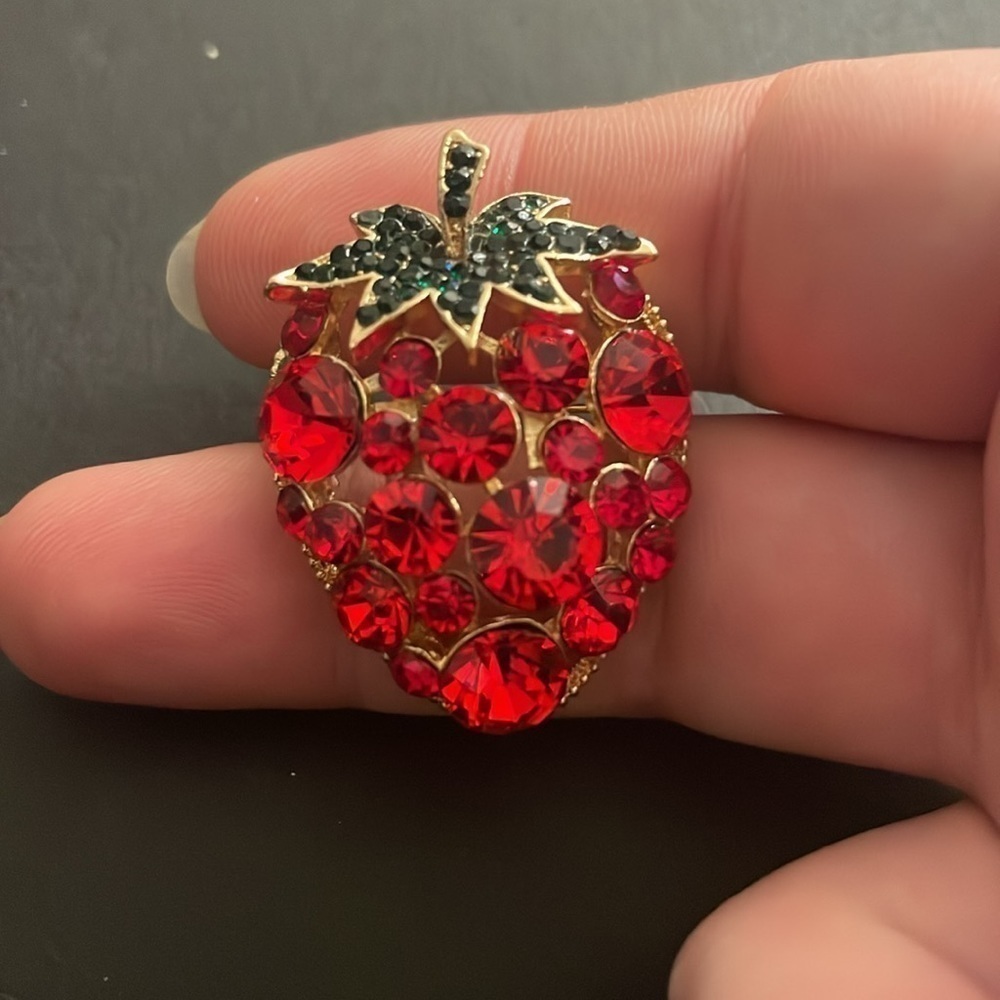 Strawberry pin gold tone - Picture 3 of 4